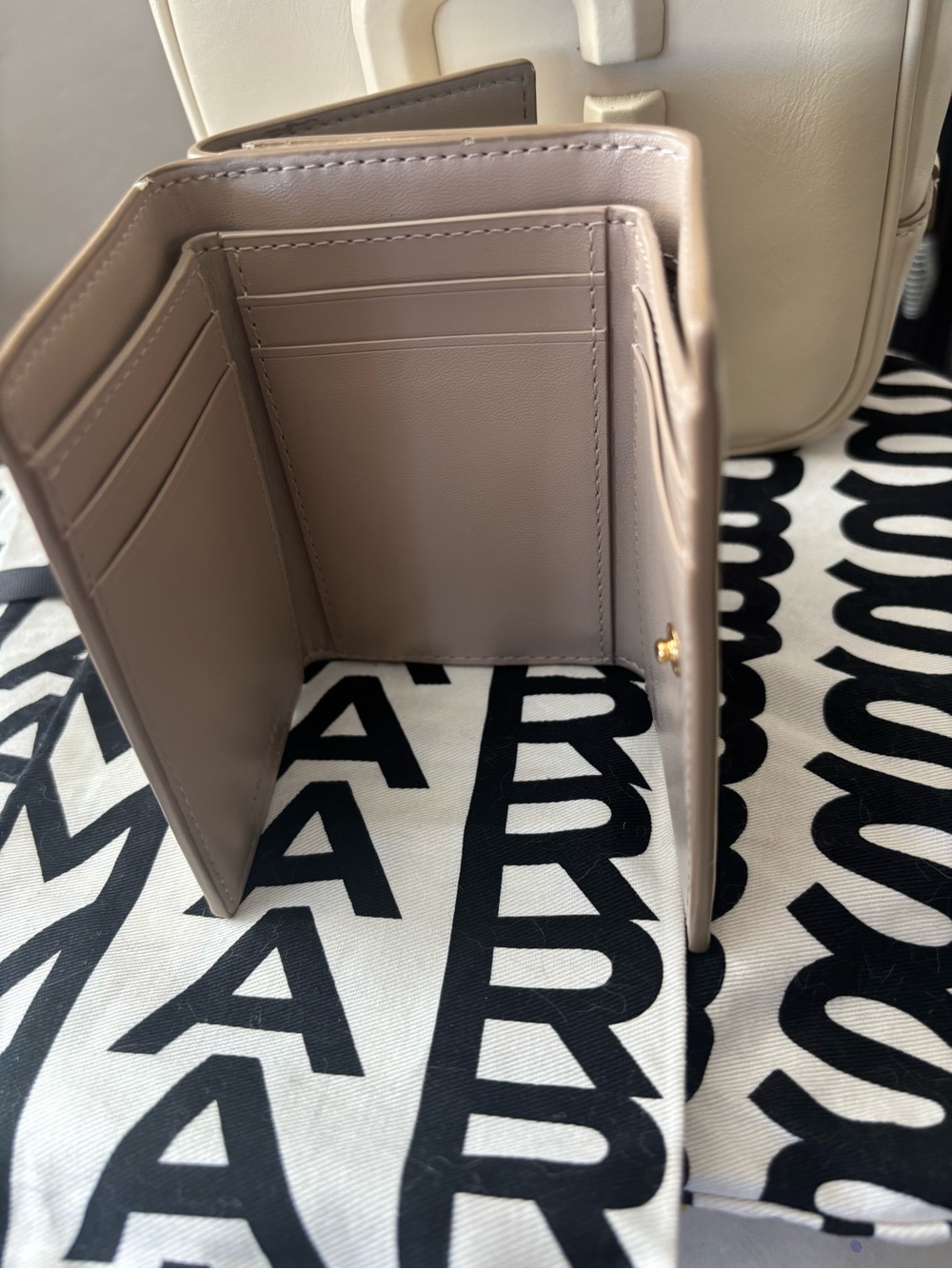 Marc Jacobs THE CUBE Beige matching with Beige WALLET♥️ - Picture 15 of 16